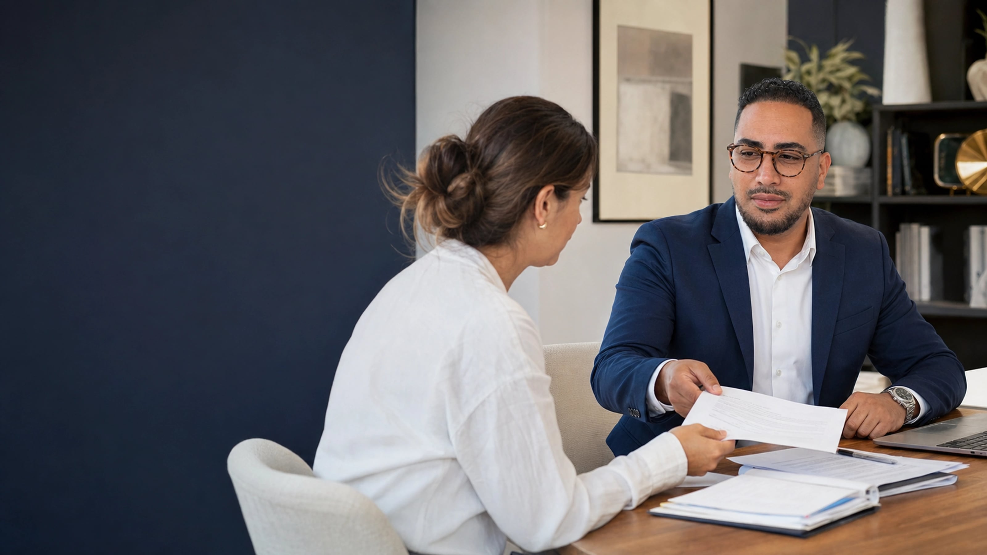 Un conseiller RH Consulting accompagne une cliente dans l'étude de ses documents